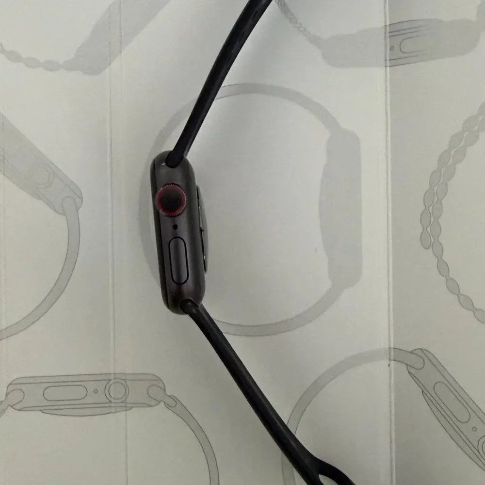 Apple Watch Series 5 - 40mm Band and Charger - Picture 4 of 8